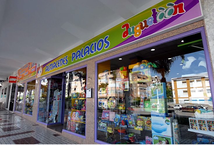 Fachada de Almacenes Palacios en Vélez-Málaga